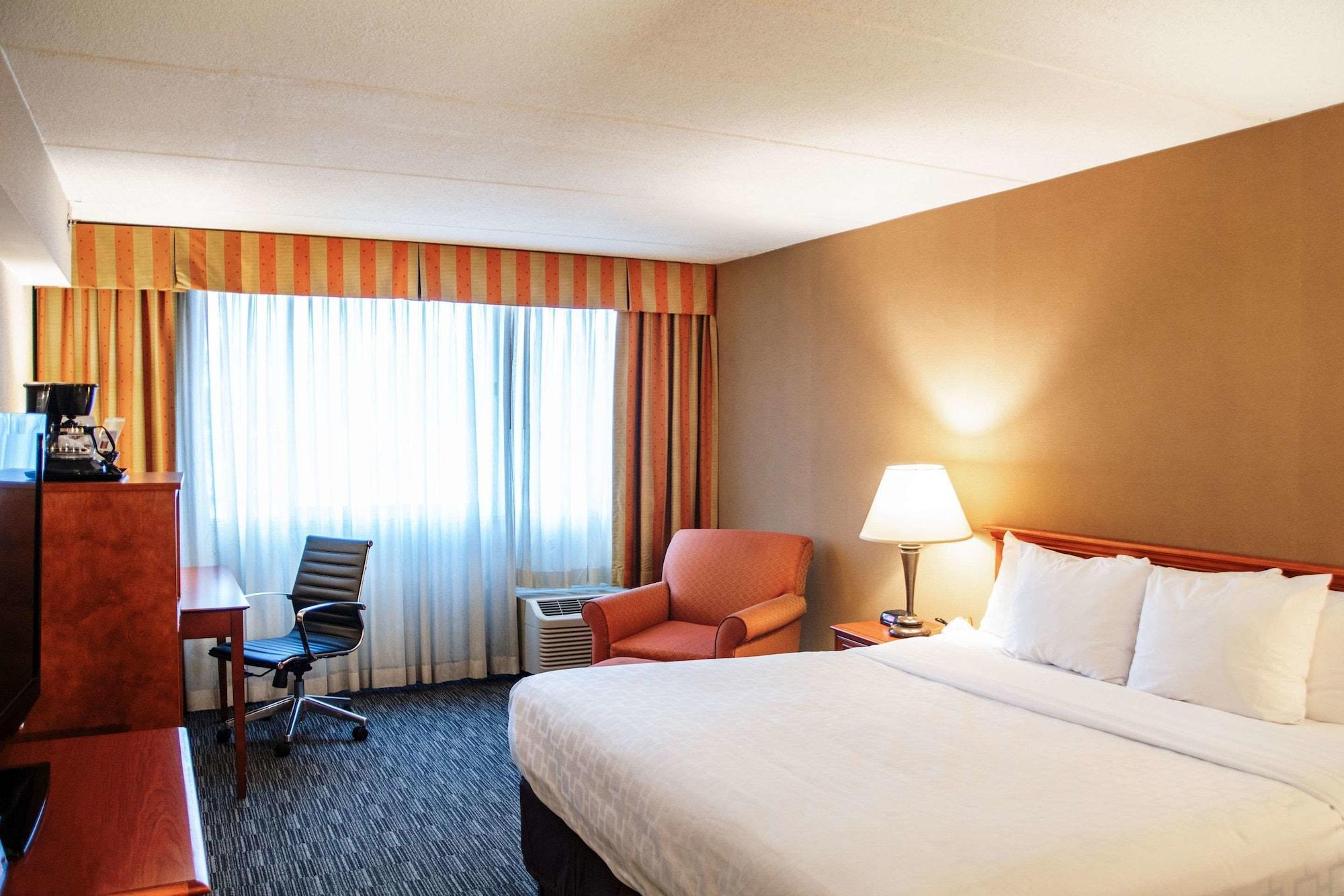 Clarion Hotel & Convention Center Joliet Exteriör bild